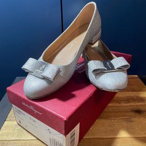 Ferragamo Silver Glitter Leather Varina Bow Flats (Pre-Owned | Size: 9C)